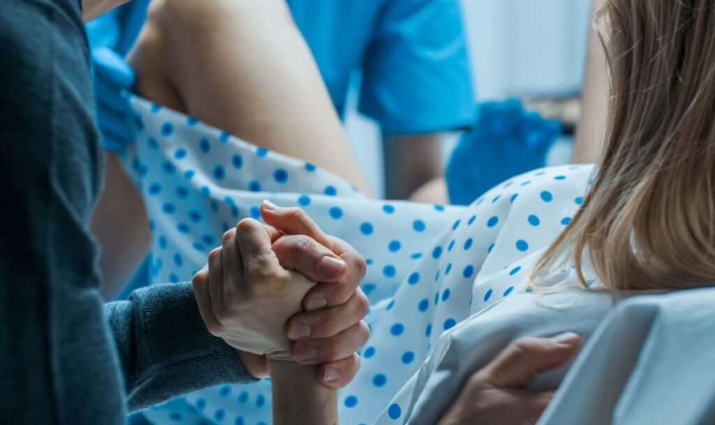 Neugeborenes fällt bei Geburt auf den Boden – Arzt muss zahlen