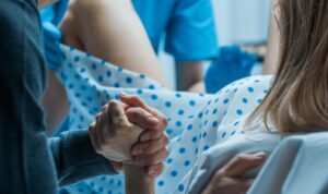 Neugeborenes fällt bei Geburt auf den Boden – Arzt muss zahlen