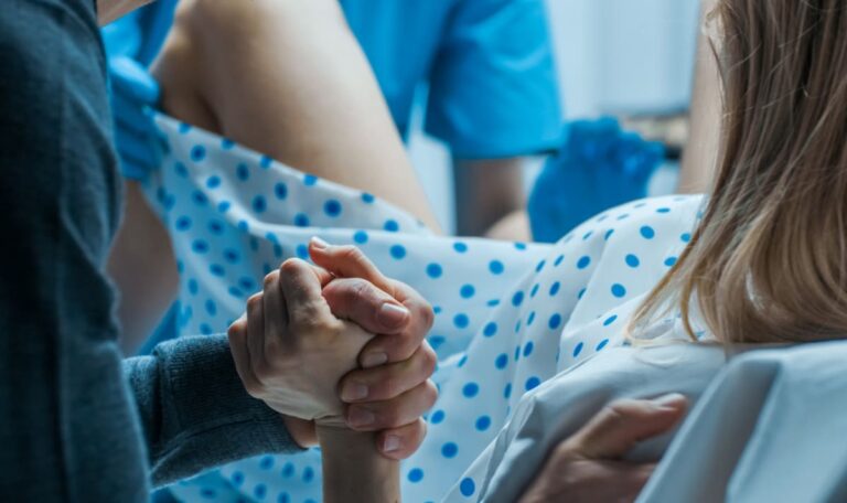 Neugeborenes fällt bei Geburt auf den Boden – Arzt muss zahlen