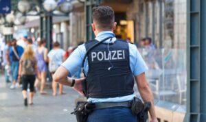 Polizist erkennt gesuchten Sexualstraftäter auf einen Blick