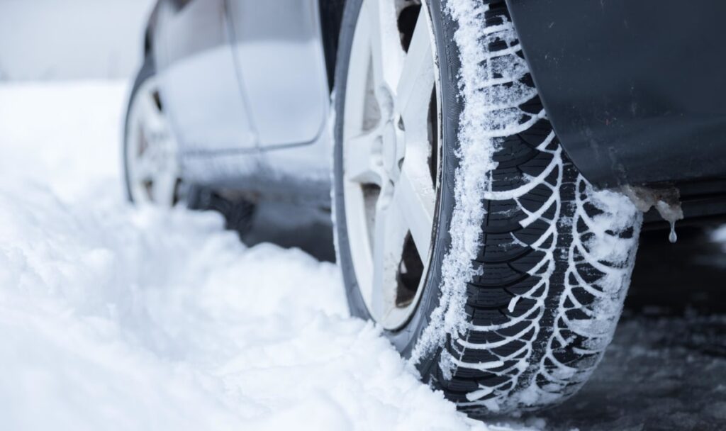 Falsche Reifen bei Schnee und Eis: Bis zu 10.000 Euro Strafe