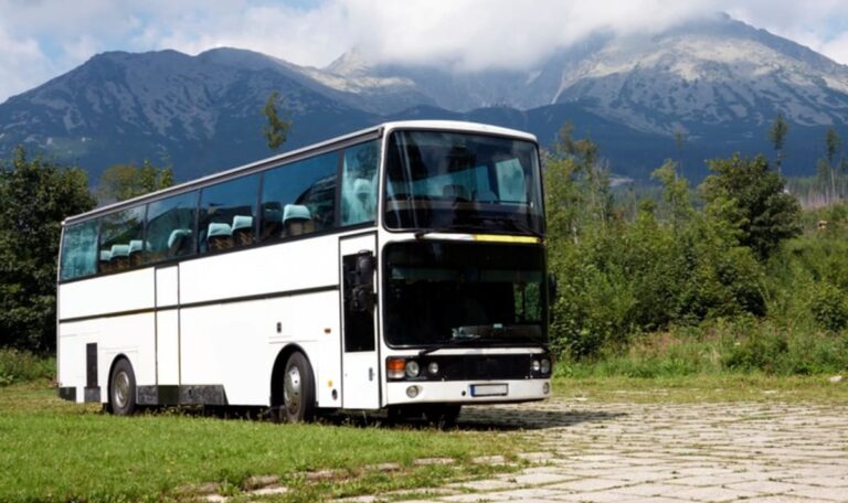 Notruf auf der Autobahn: Linienbus mit offenen Türen gestoppt und stillgelegt