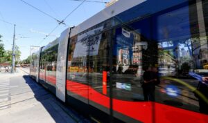 Crash in Wien: Kleintransporter kracht mit Straßenbahn zusammen