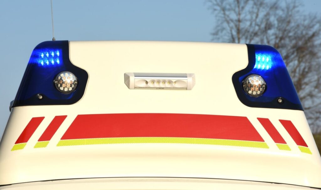 Ampel auf Grün: 85-Jährige stirbt nach Kollision mit Rettungsauto