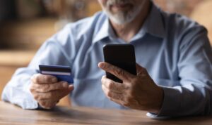 Tausende Euro Verlust: 75-Jähriger fällt erneut auf Online-Betrug herein