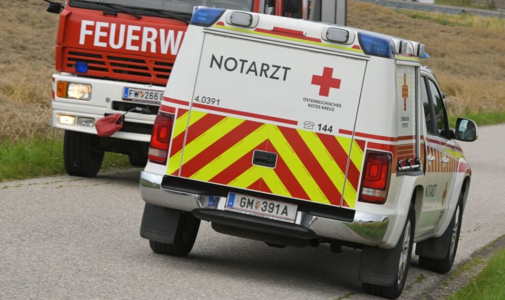 15 Meter weit: Alkolenker schleift Jugendlichen nach Kollision mit