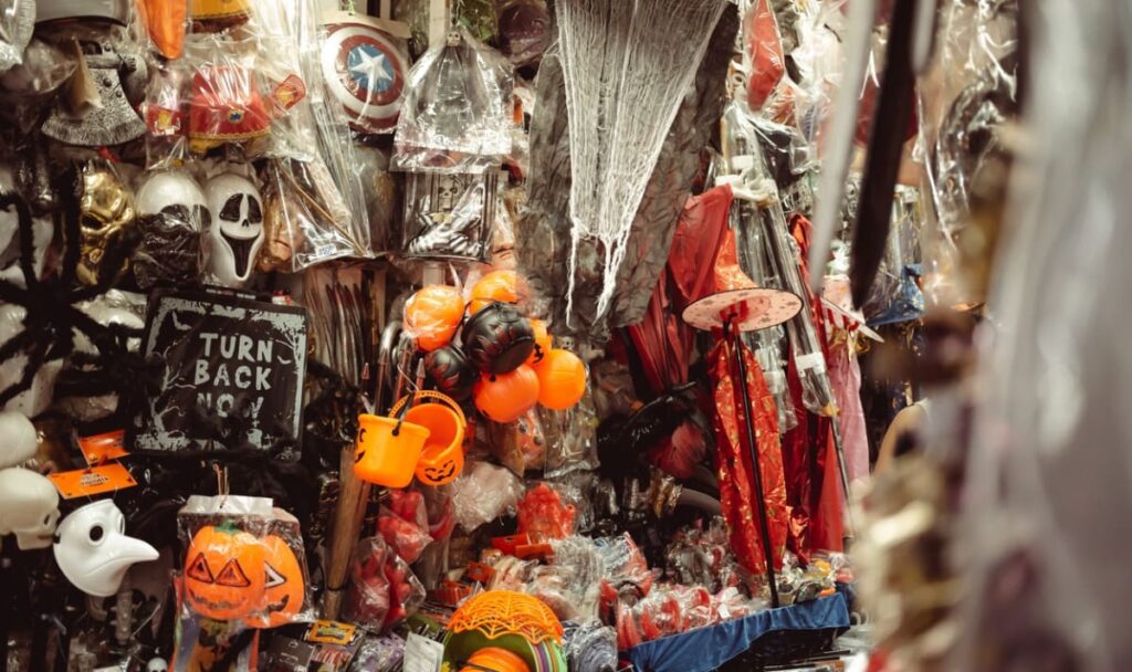 Messerangriffe an Schulen: Verkauf von Halloween-Kostümen gestoppt