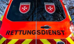 Routine-Arbeit wird zur Tragödie: Hoflader kippt, Vater stürzt fünf Meter tief