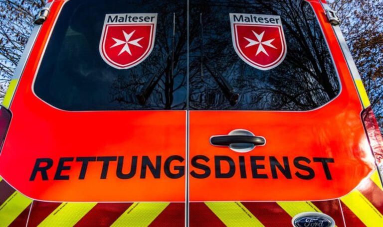 Routine-Arbeit wird zur Tragödie: Hoflader kippt, Vater stürzt fünf Meter tief