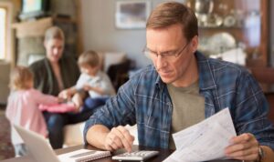Familien drohen 500 Euro weniger: Scharfe Kritik an Regierung