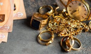 Enkeltrick direkt vorm Bezirksgericht: 78-Jährige verliert Bargeld und Schmuck