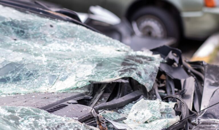Auto von Klein-Lkw erfasst: 82-Jährige stirbt trotz Wiederbelebung
