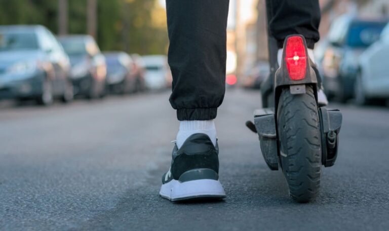 E-Scooter-Fahrer (12) von Polizei gestoppt – Alkomat schlägt an