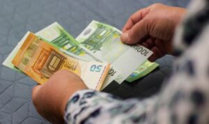 Strafe mit Falschgeld bezahlt: Mann will Quittung und wird festgenommen