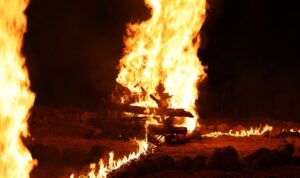 Heilige Grabstätte in Flammen: Verdacht auf Brandanschlag