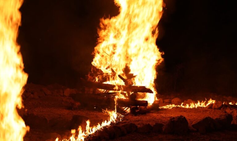 Heilige Grabstätte in Flammen: Verdacht auf Brandanschlag