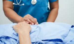 Wegen Kopftuch für Putzfrau gehalten: Pflegerin kämpft gegen Vorurteile