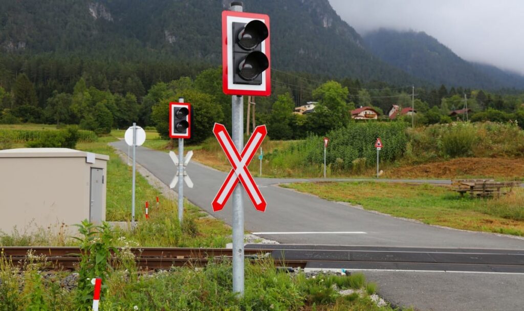 Auto kracht in Zug – Verzögerungen im Bahnverkehr
