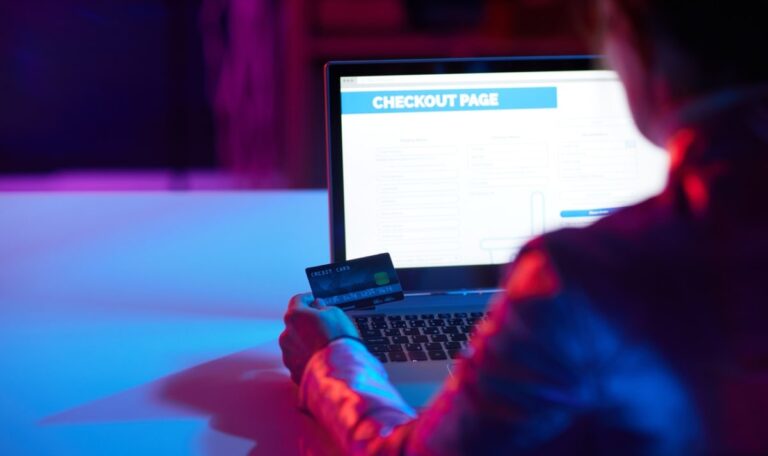 Vinted-Falle: Statt Geld zu bekommen, verliert Frau Tausende Euro