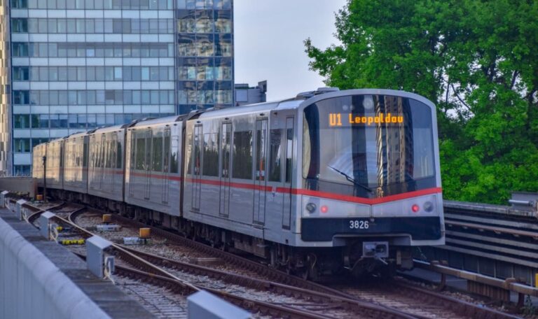Wiener U1: Randalierer schlägt Scheibe ein und flüchtet