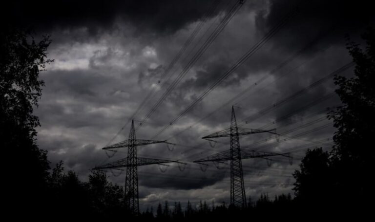 300.000 Haushalte ohne Strom – Sturm legt Europa lahm