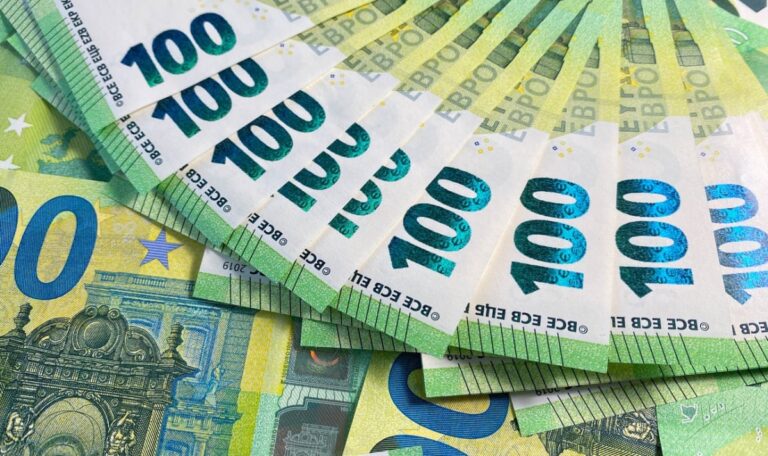 Gummibärchen als Dank: Ehrliche Studenten bringen 120.000 Euro zurück zur Bank