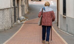 85-Jährige am helllichten Tag ausgeraubt – Polizei sucht Zeugen