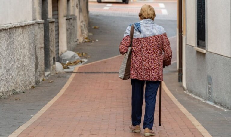 85-Jährige am helllichten Tag ausgeraubt – Polizei sucht Zeugen