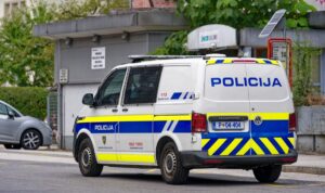 Slowenische Polizei stoppt Transporter mit 34 versteckten Türken