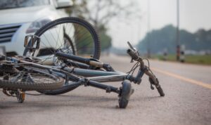Radfahrer angefahren und allein gelassen: Polizei jagt Fahrer nach Unfall