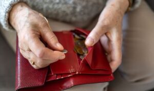 Frau will 2 Euro wechseln – Trickdieb stiehlt ihr Geld