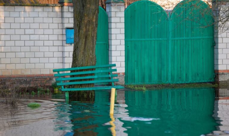 Vier Tote gemeldet: Wassermassen überfluten ganze Orte