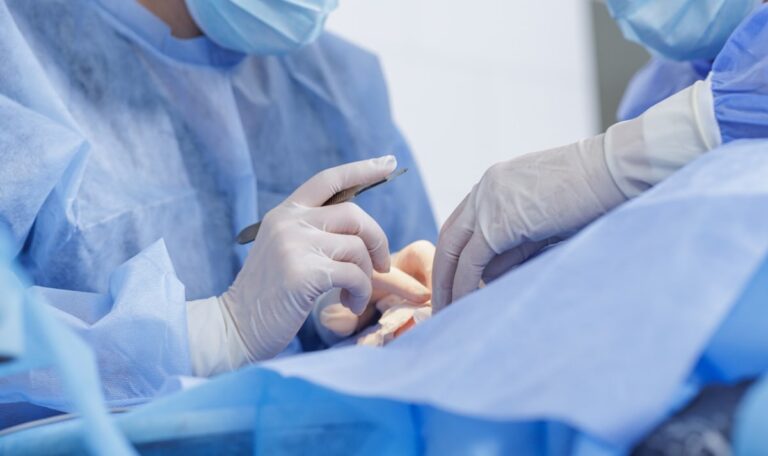 Schönheitschirurg in eigener Klinik erschossen – Täter flüchtig