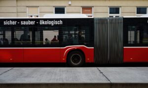 Bus kracht in Wien gegen Plakatwand: Zwei Verletzte