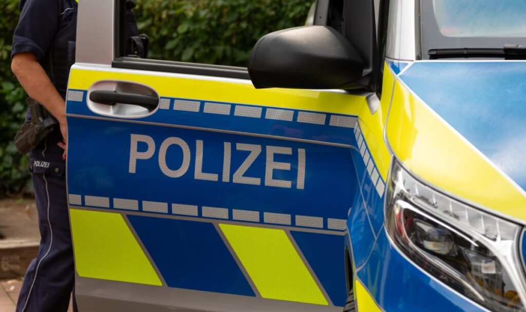 Auto rast in Menschengruppe, Schüsse fallen – Täter flüchtig