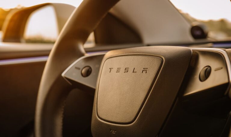 Neuer Tesla kann fliegen: Musk zeigt Sportwagen mit Raketendüsen