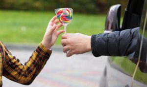 Wien: Mit Süßigkeiten ins Auto gelockt – 9-Jährige flüchtet mit Roller