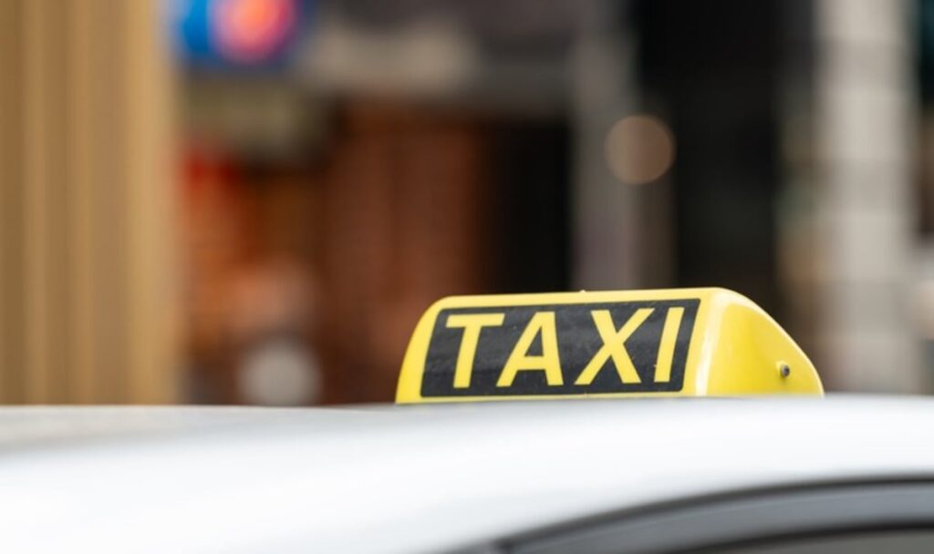Blinde Seniorin von Taxifahrer einfach ausgesetzt – drei Kilometer vom Ziel entfernt