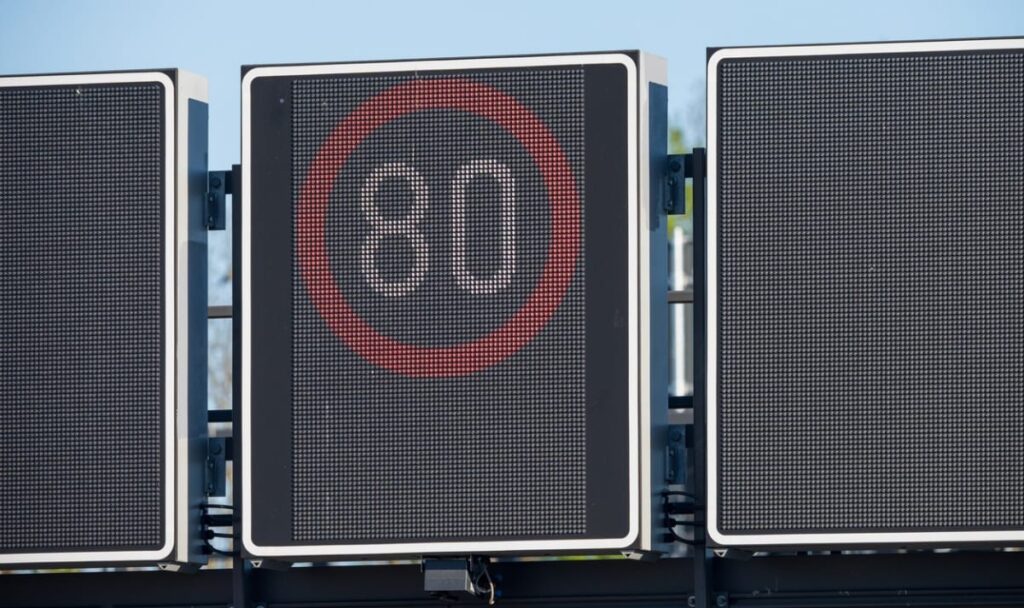 Tempo-80-Streit eskaliert: Höchstes Gericht soll Gewessler-Limit auf der A2 kippen