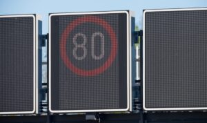 Tempo-80-Streit eskaliert: Höchstes Gericht soll Gewessler-Limit auf der A2 kippen