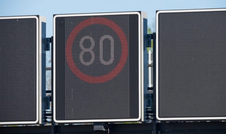 Tempo-80-Streit eskaliert: Höchstes Gericht soll Gewessler-Limit auf der A2 kippen