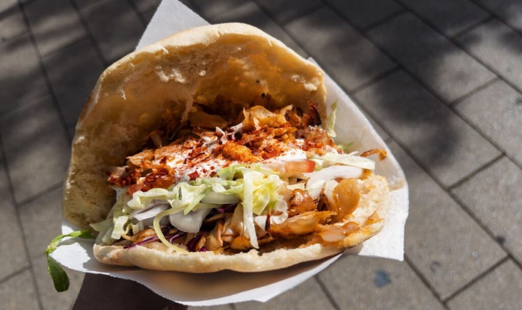 Mann stirbt nach Hühner-Kebab: Betreiberpaar vor Gericht