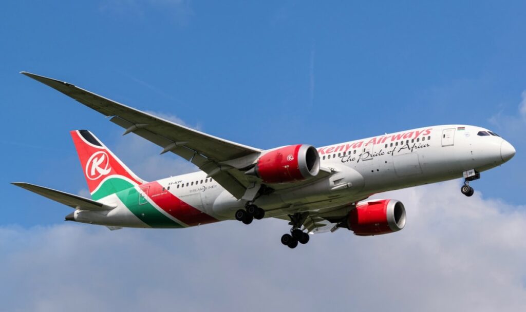 Randalierender Passagier fixiert: Mann stirbt kurz vor Landung