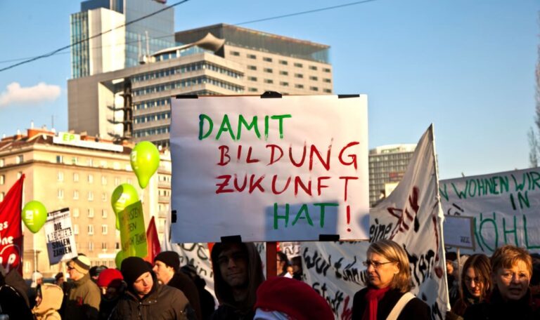 Straßenbahnen umgeleitet, Stau droht: 6.000 Studierende blockieren Ring