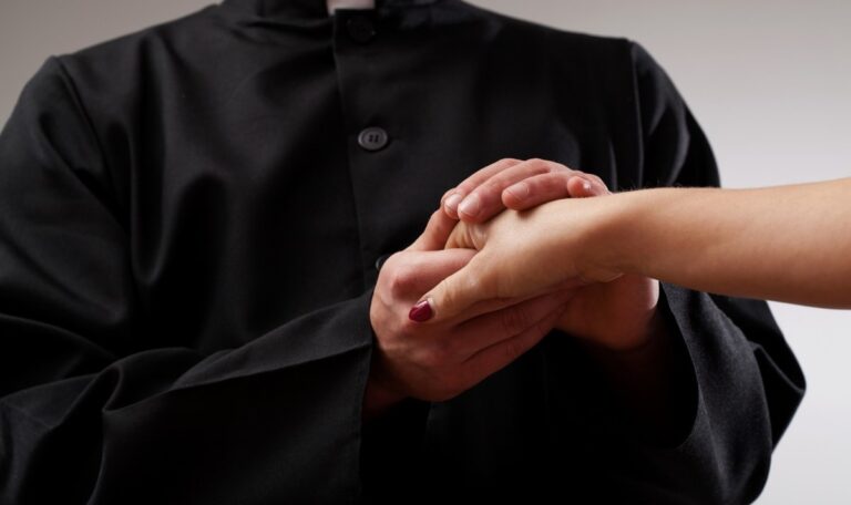 Priester missbrauchte Pflegetochter: Kirche soll bis zu 600.000 Euro zahlen