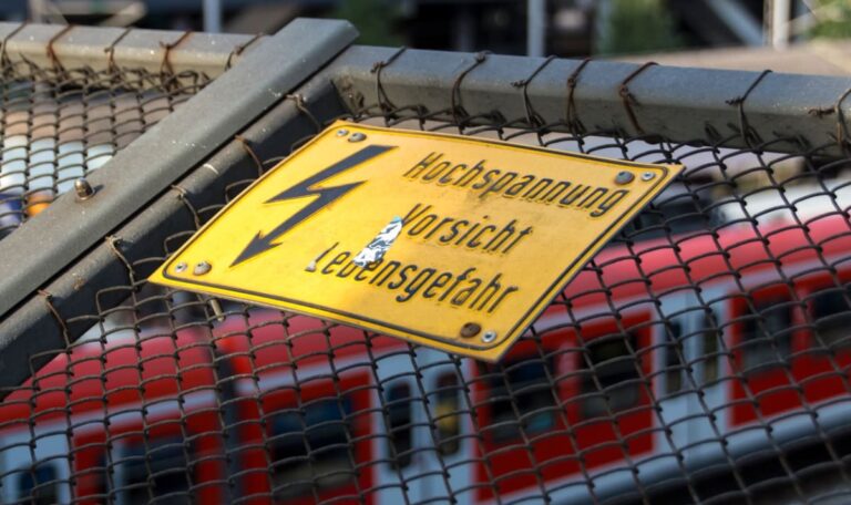 Stromschlag auf Zugdach: 14-Jähriger kämpft um sein Leben