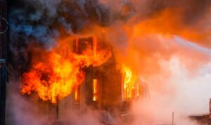 Familienstreit eskaliert: 77-Jähriger zündet Haus des Sohnes an – und stirbt