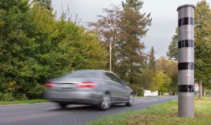 Alkoholisiert mit 122 km/h durch die 50er-Zone: Führerschein weg