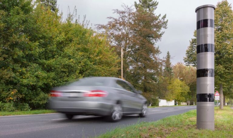 Alkoholisiert mit 122 km/h durch die 50er-Zone: Führerschein weg