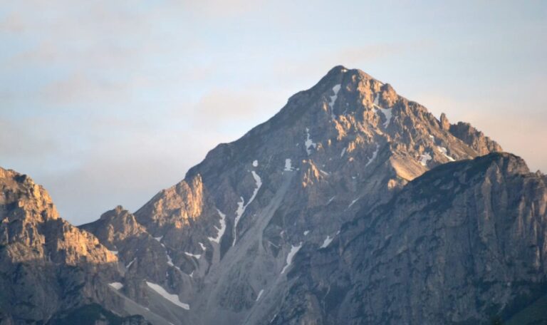 20-Jähriger stürzt 85 Meter ab: Dramatische Rettung im Nebel